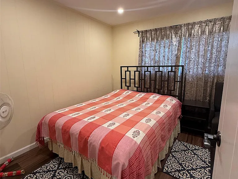 28 Peachtree Ln — Photo 13