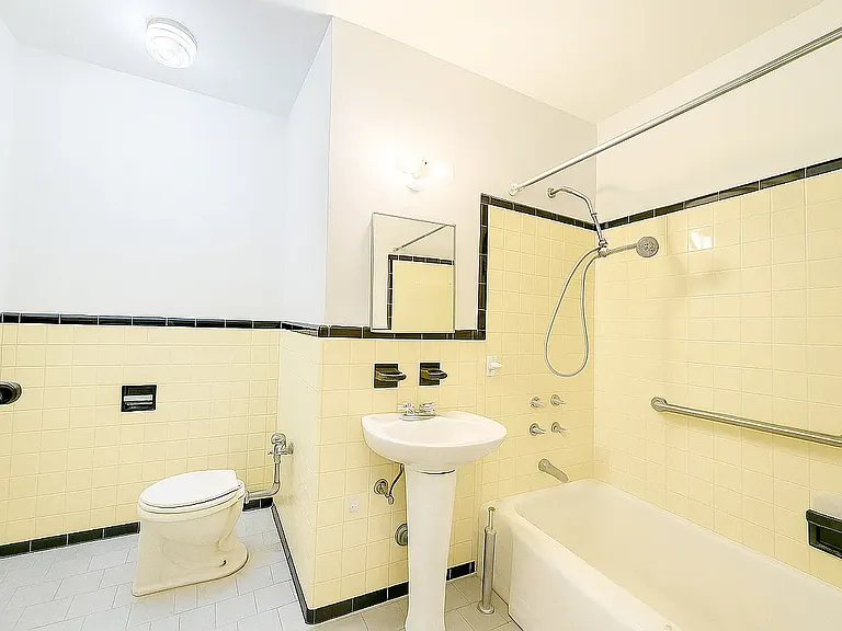 915 E 17th St #202 — Photo 9