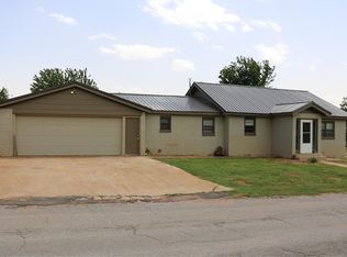 1014 N 6th St, Sayre, OK 73662