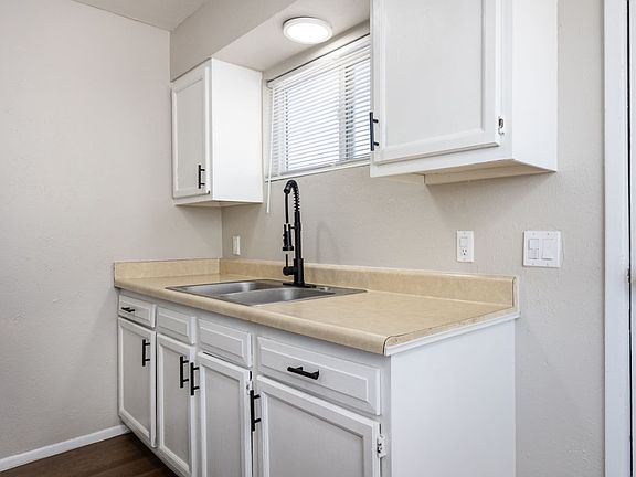 3rd image of 819 N Arbor Ave