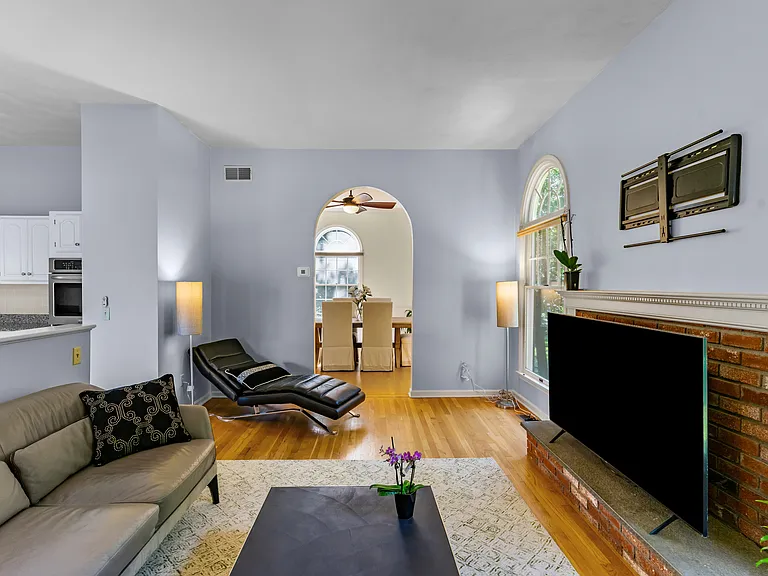 80 Howland Rd — Photo 9