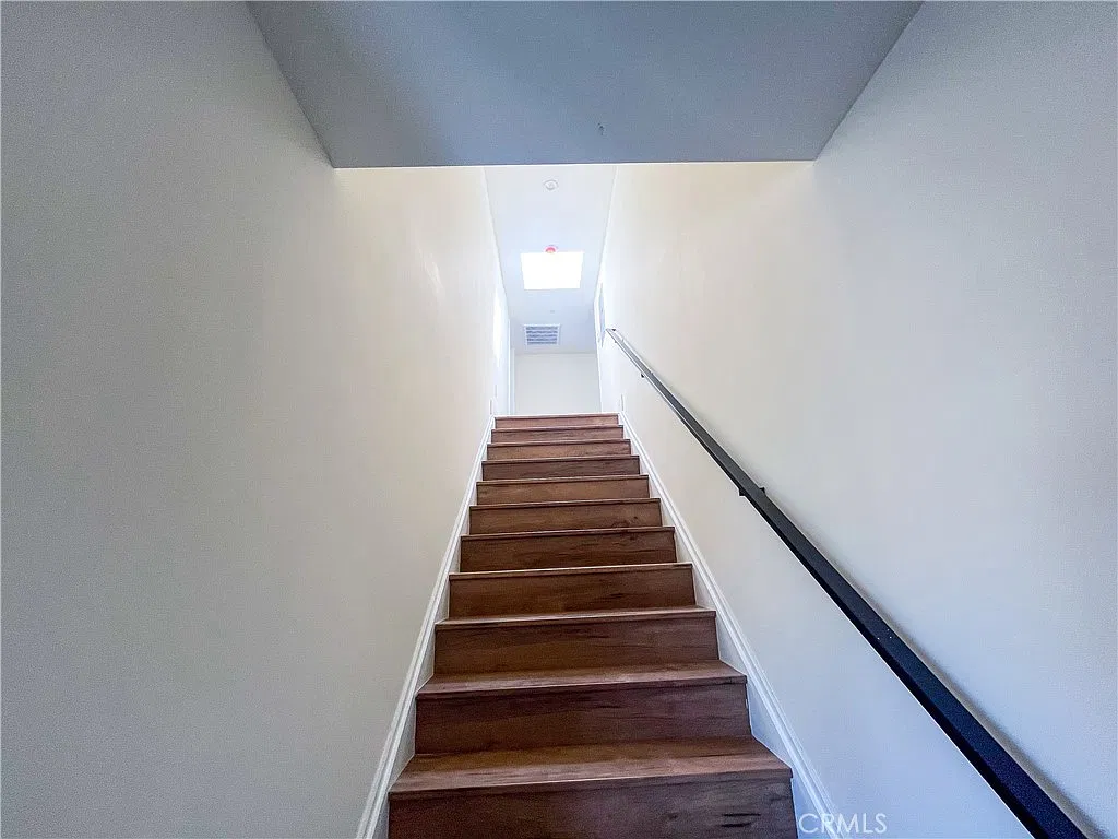 3 bed, 3.5 bath, 1435 sqft, $4,200 — Photo 3