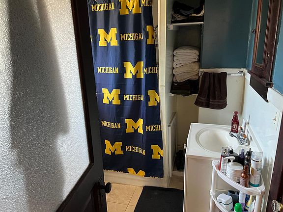 5th image of 3532 Central St APT 1