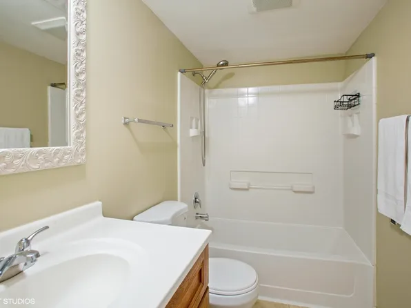1820 Sussex Walk, Hoffman Estates, IL 60169
