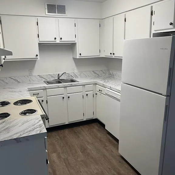 710 W McNeese St — Photo 5