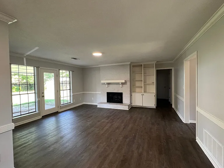 3233 Hillcrest Ln — Photo 2