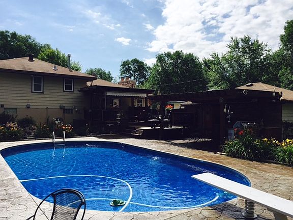 4th image of 10706 Monroe Dr NE