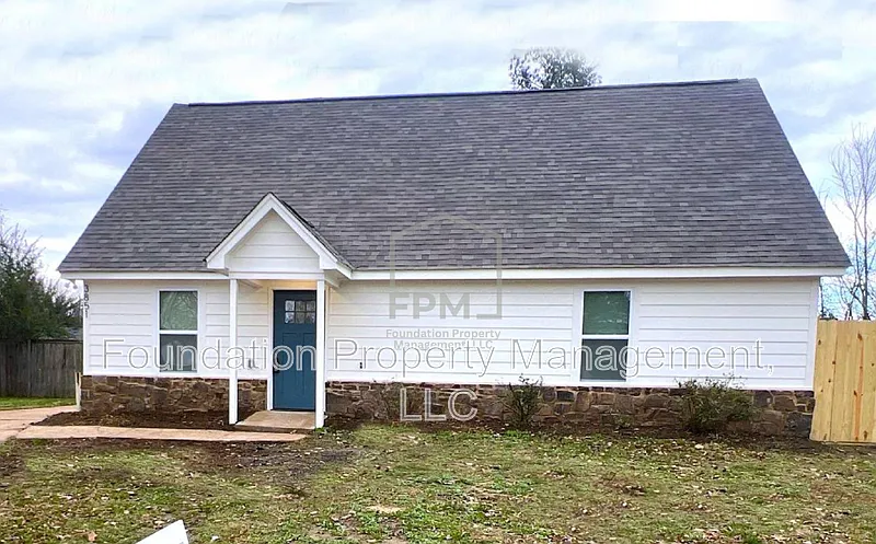 4 bed, 2.0 bath, 1600 sqft, $1,600 — Photo 1