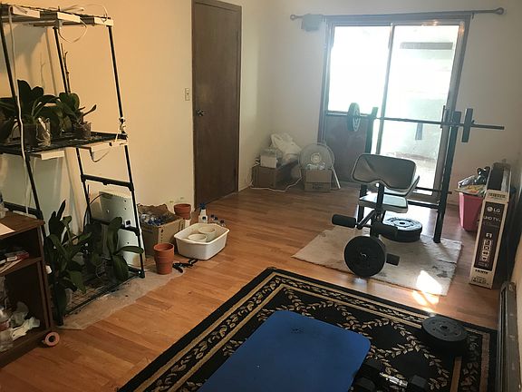 4th image of 1154 W Elm St