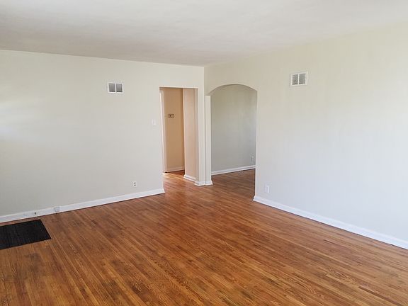 4th image of 9427 Romaine Ave