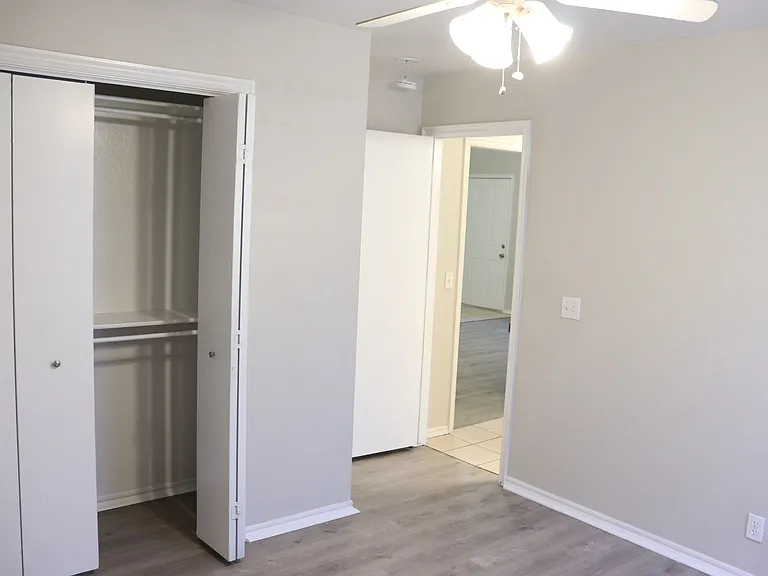 1215 Eastgate Dr — Photo 7
