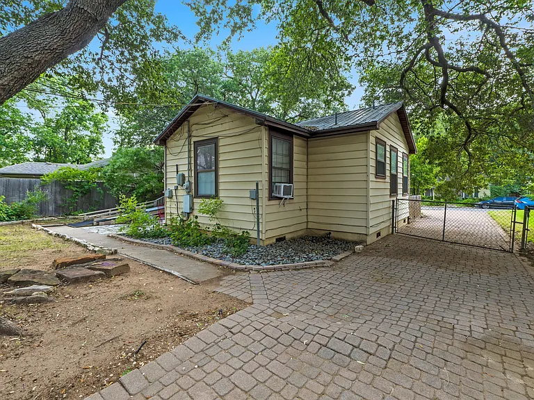 3206 Kerbey Ln — Photo 31