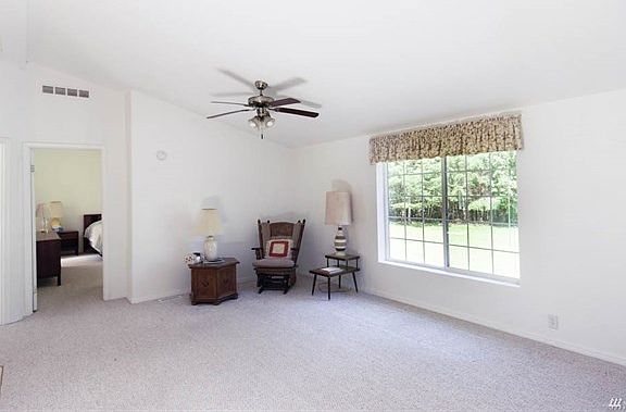 5th image of 121 SE Rosewood Ct