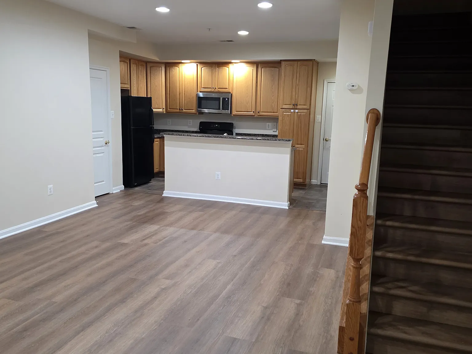 3 bed, 2.5 bath, 1800 sqft, $2,500 — Photo 3