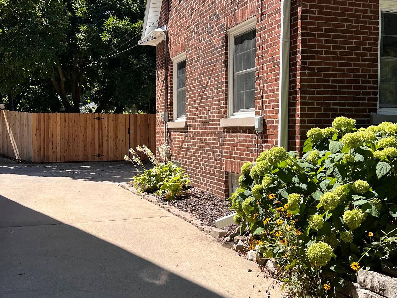 2 bed, 1.5 bath, 2088 sqft, $2,400 — Photo 3