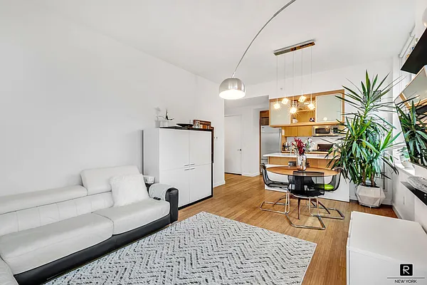 Rented by R New York | media 24