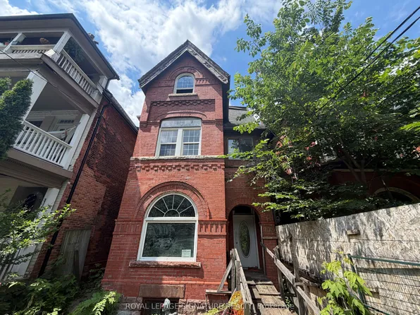 102 Cowan Ave, Toronto, ON M6K 2N4
