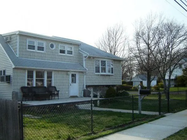 196 W Riviera Dr, Lindenhurst, NY 11757
