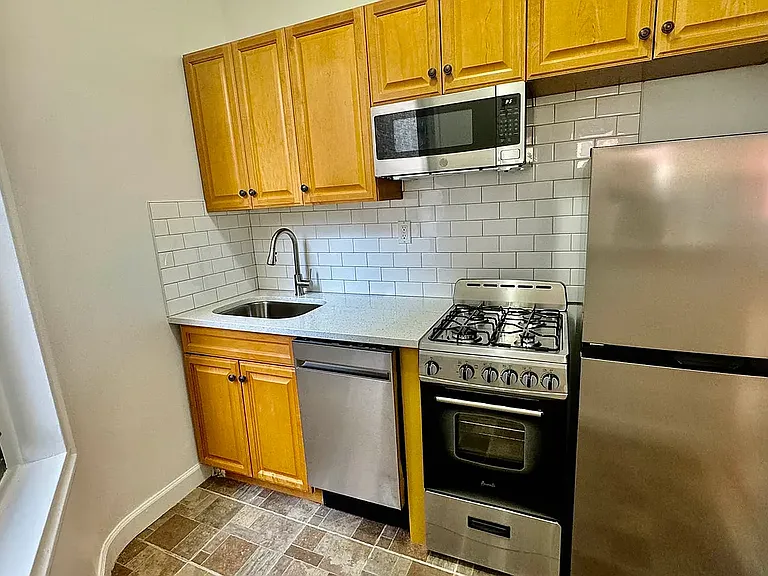321 E 66th St #4D — Photo 2
