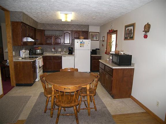 5th image of 32 Angela Dr