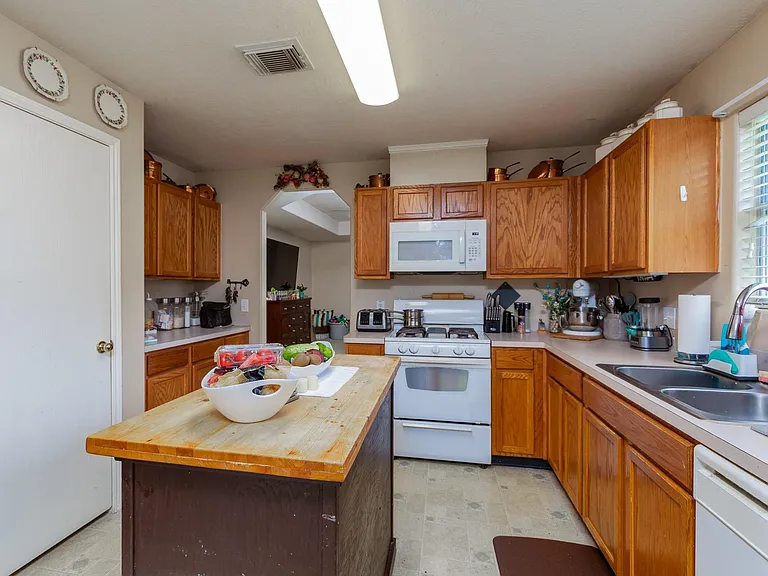 24027 Kingbriar Dr — Photo 8