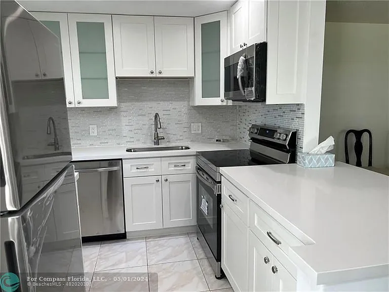 321 Newport Ct #V-unit 321 — Photo 3