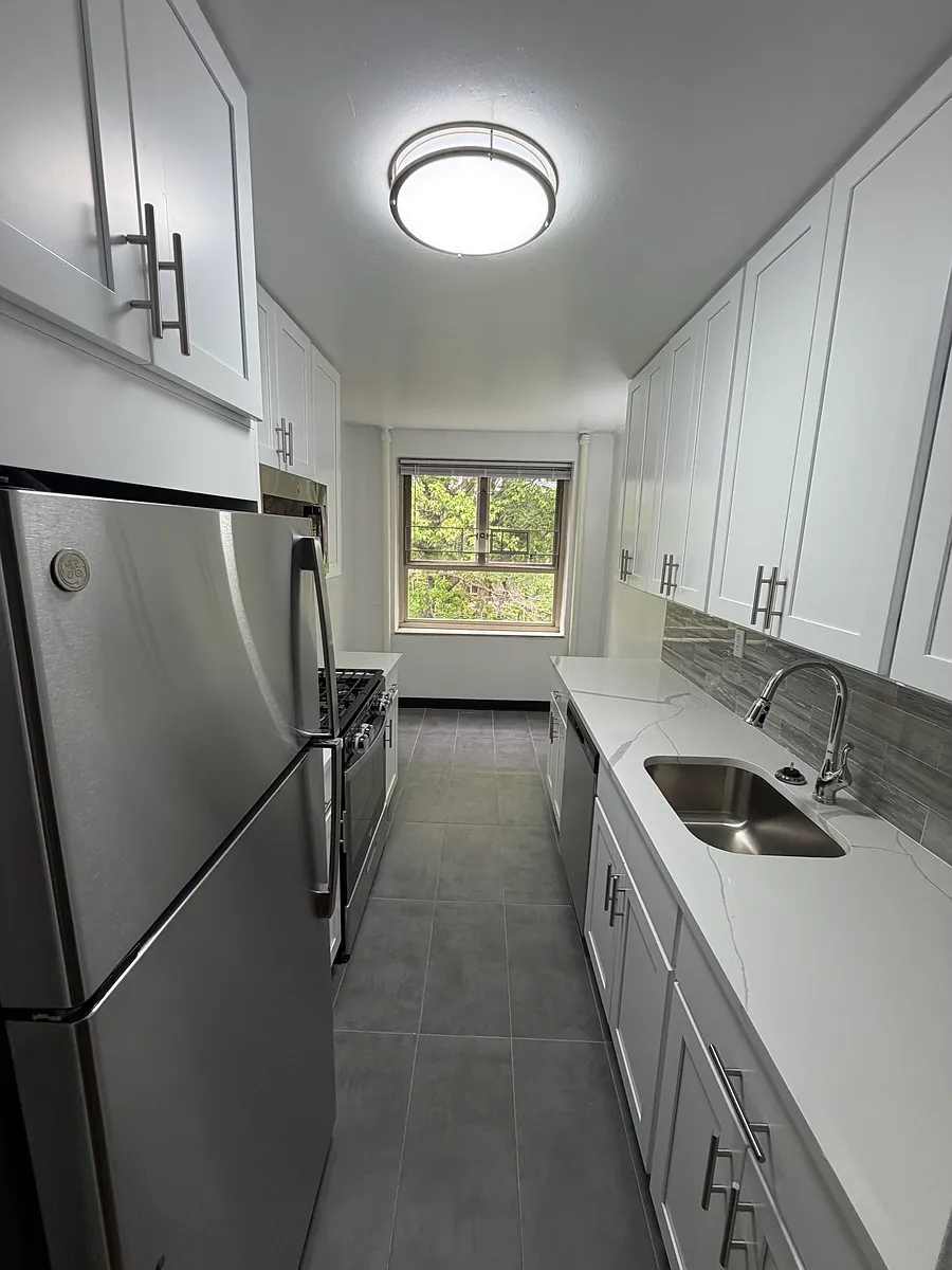 Building Photo - 71st Cres