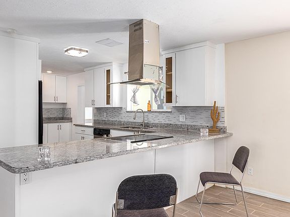 2nd image of 6047 W Clarendon Ave