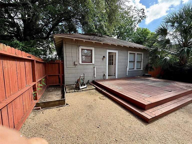1039 Robbie St — Photo 11