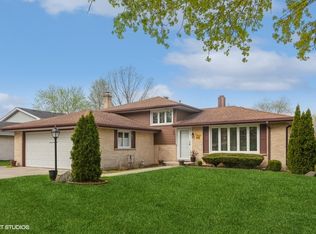7708 Queens Ct, Downers Grove, IL 60516