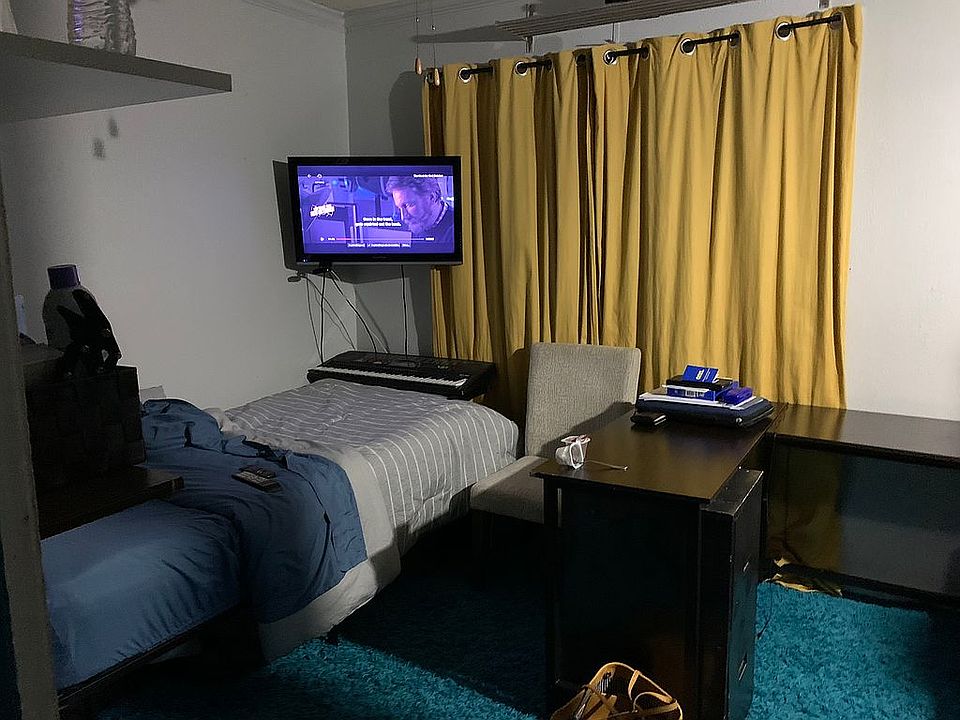 Guest bedroom/office space