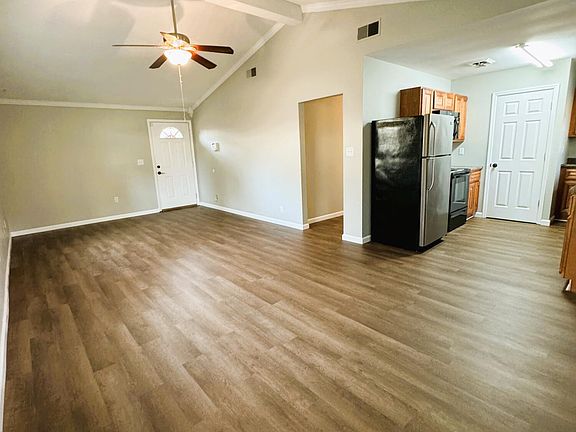 4th image of 1055 E Skyline Dr