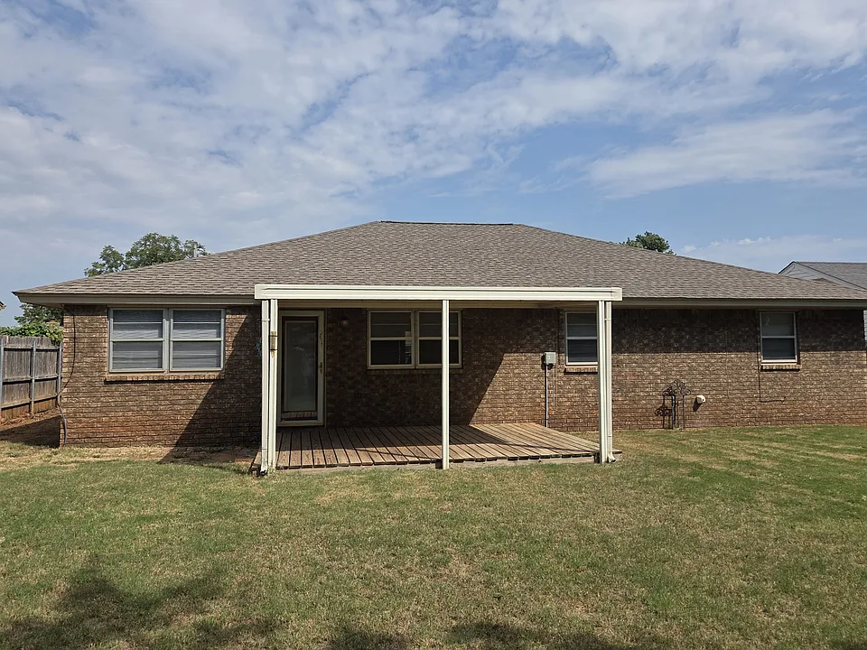 904 E Hills Dr