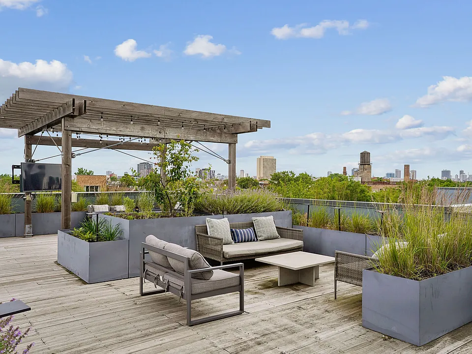 Luxe on Chicago apartments community photo