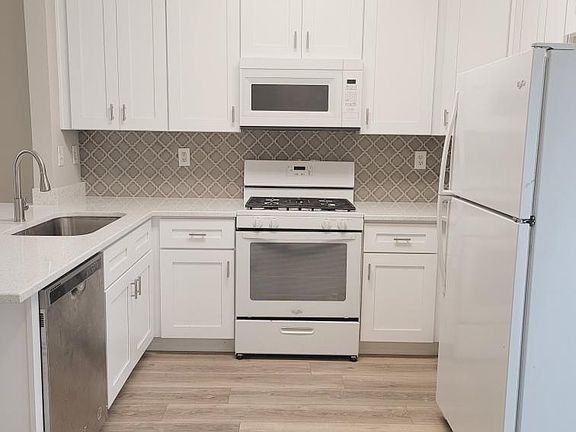 4th image of 3330 Hidden Cove Cir