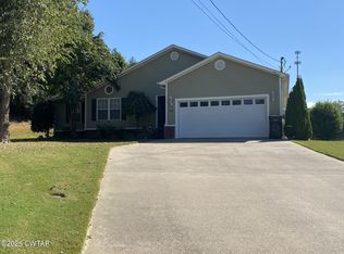 1060 Sir James Ave, Dyersburg, TN 38024