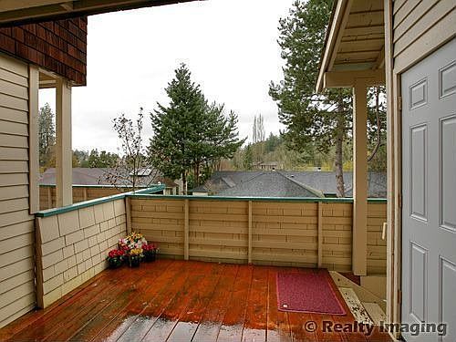 Inviting spacious entry deck