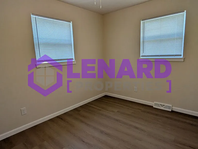 2224 N Clifton Ave — Photo 9