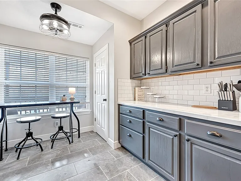701 SW Maidstone Ave — Photo 12