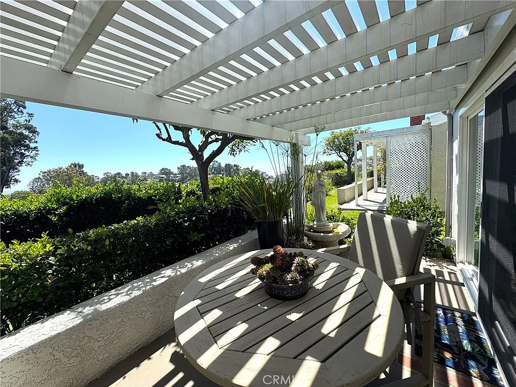 2 bed, 1369 sqft, $4,100 — Photo 3