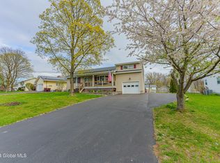 10 Fireside Ln, Latham, NY 12110