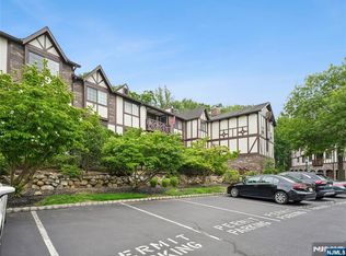2710 Hemingway Ln, Mahwah, NJ 07430