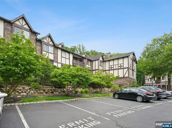 2710 Hemingway Ln, Mahwah, NJ 07430