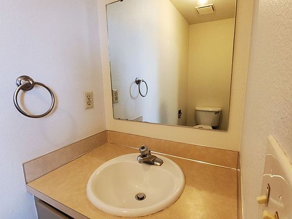 5th image of 1004 S Zillah Ct #B