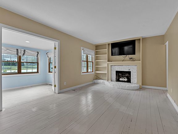 4th image of 1010 Allegan St