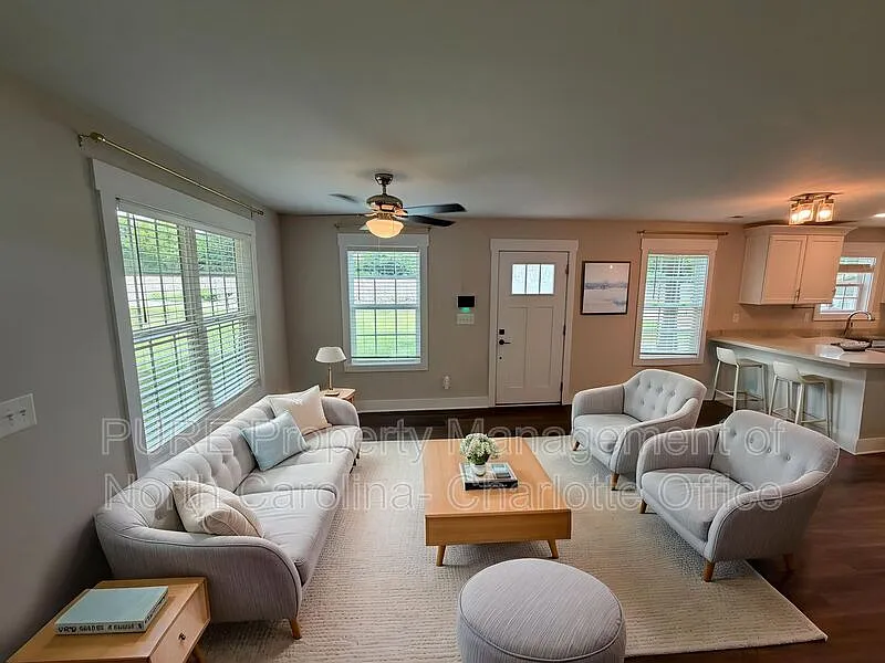 3 bed, 2.5 bath, 1200 sqft, $1,699 — Photo 2