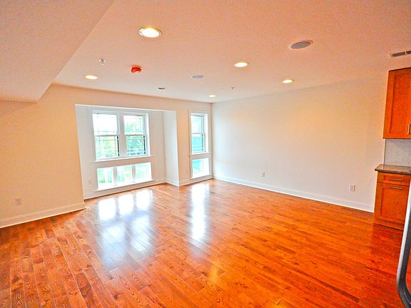 2nd image of 2566 Frankford Ave #3