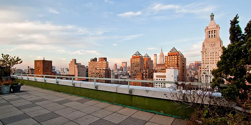 Sold by ROOM Real Estate | media 8
