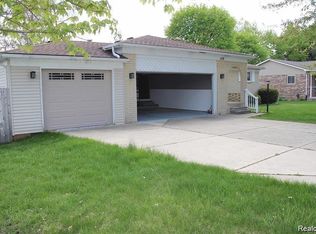 1220 Torpey Dr, Troy, MI 48083