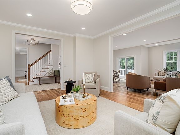 4th image of 120 Maple St